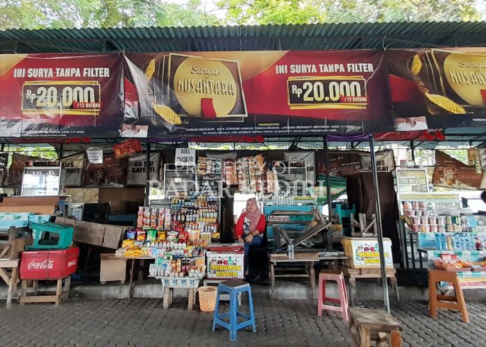 SEPI:  Rita seorang penjual di Terminal Tamanan sedang duduk menjaga lapaknya yang  minim pembeli.