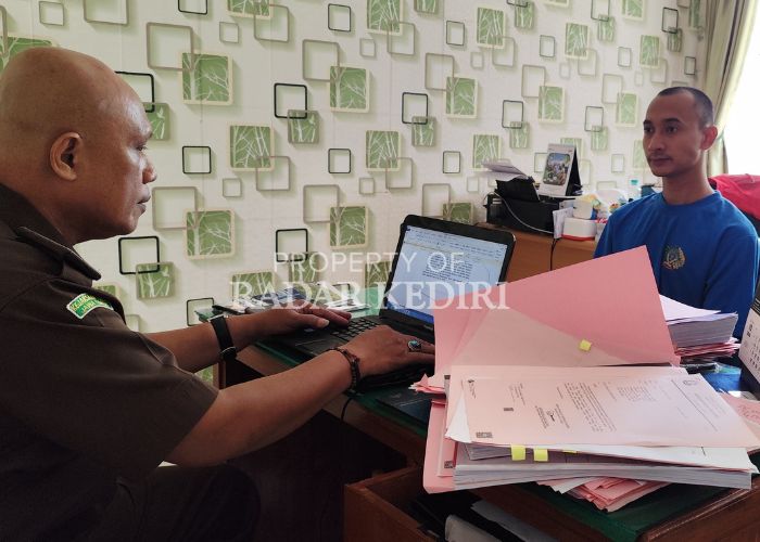 TERIMA LIMPAHAN: Jaksa Ichwan memeriksa tersangka perampokan minimarket.
