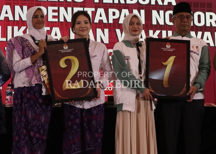 ADU GAGASAN: Paslon Cawali Kota Kediri saat pengambilan nomor urut di kantor KPU Kota Kediri.