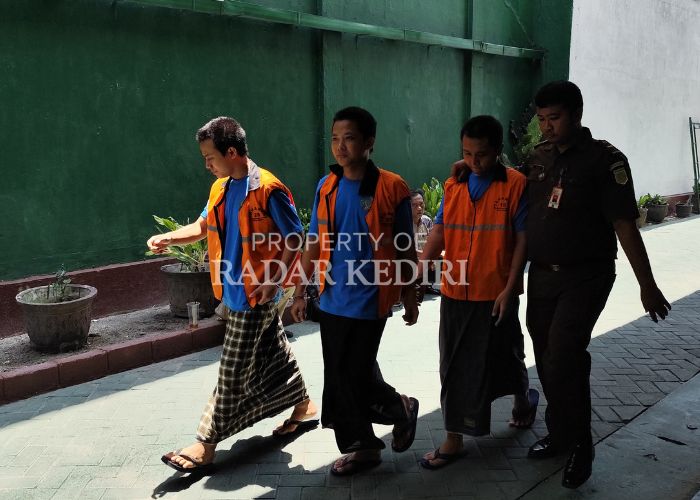 VONIS RINGAN: Tiga terdakwa pengeroyok pasutri selepas menjalani sidang putusan di Pengadilan Negeri Kota Kediri.