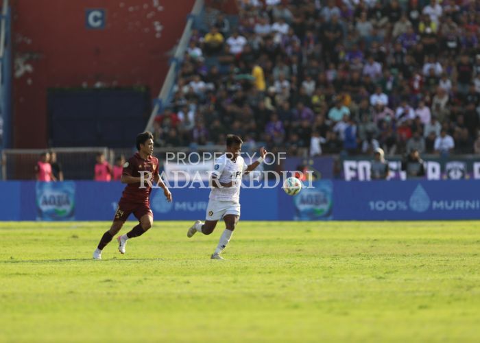 DUEL: Pemain Persik Kediri dan PSM Makassar berebut bola di Stadion Brawijaya pada 2023 lalu.
