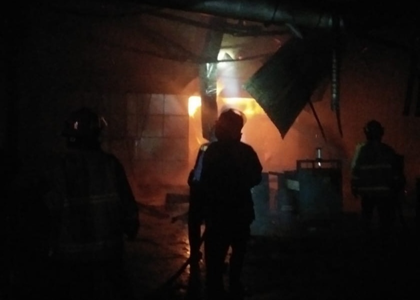 MENYALA: Petugas damkar berusaha memadamkan kebakaran di pabrik kayu Dusun/Desa Gedangsewu, Kecamatan Pare pada Jumat malam (1/10).