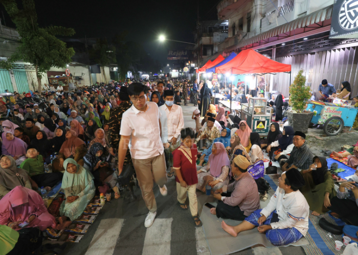 LAUTAN MANUSIA: Ribuan jemaah memenuhi ruas jalan di sekitar Ponpes Assa&rsquo;idiyah Jamsaren mengikuti doa bersama peringatan 40 hari wafatnya Gus Lik Kamis (31/10) malam.