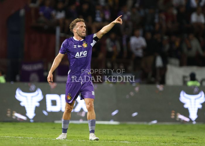 SANG KAPTEN: Ze Valente dan rekan-rekan siap bertempur melawan PSM Makassar.
