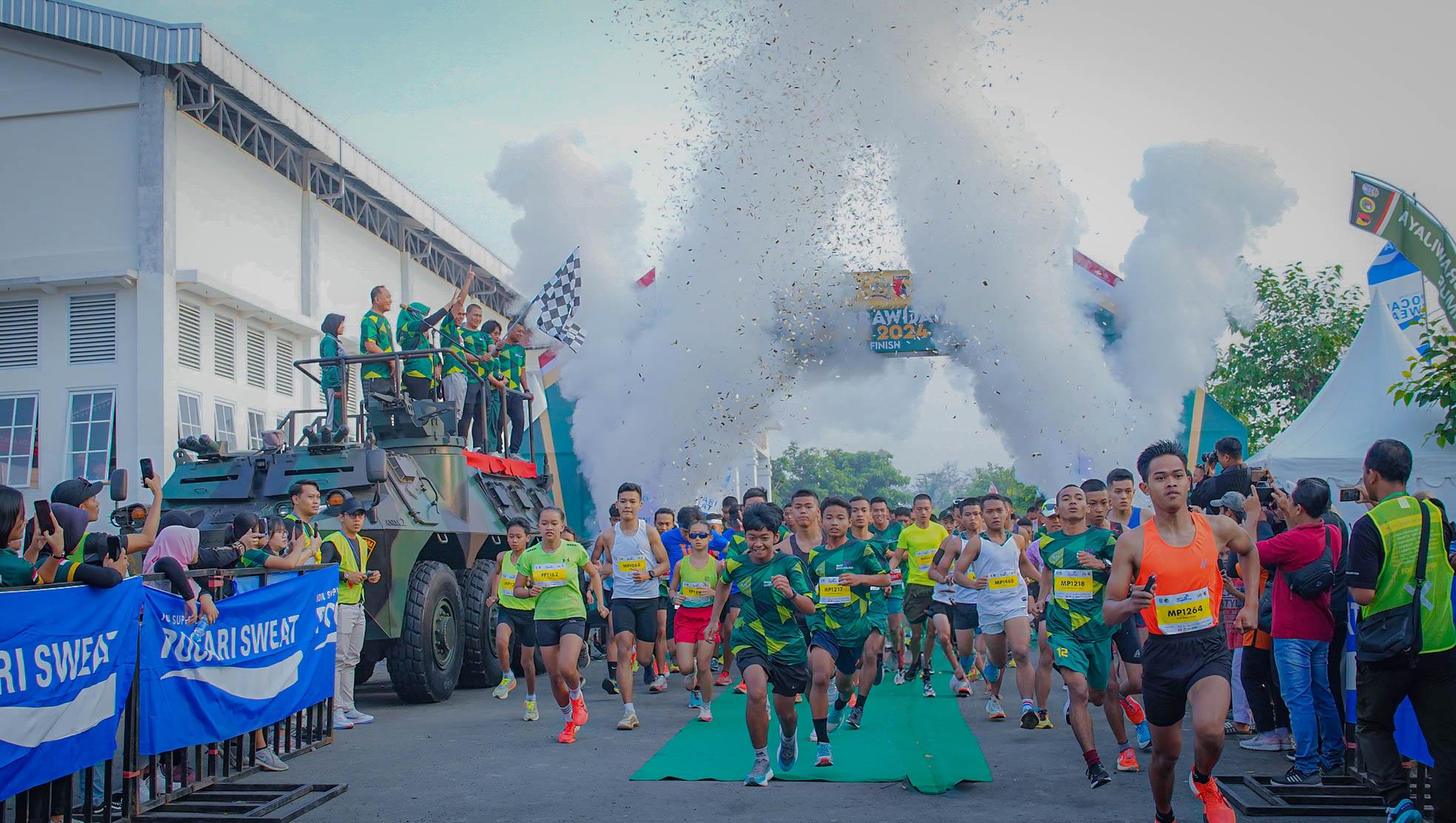 MERIAH: Kepala SMAN 5 Taruna Brawijaya Jawa Timur Eko Agus Suwandi SPd MM dan tamu undangan memberangkatkan peserta Smata Brawijaya Run 7K, kemarin.