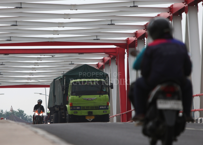 PADAT: Arus lalu lintas kendaraan dari arah utara dan selatan Jembatan Jongbiru kian ramai pada jam kepulangan kantor dan weekend.