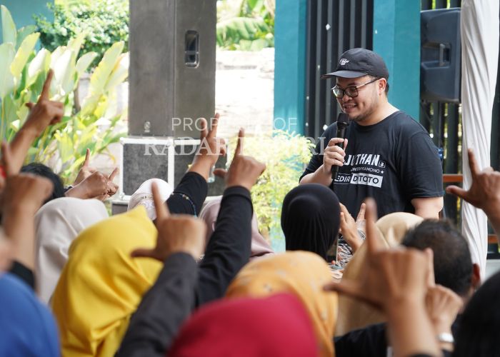 SALAM DUA JARI: Cabup Dhito ketika berorasi di depan para pendukungnya di Desa/Kecamatan Ngasem .