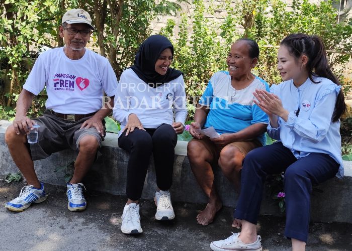 AKRAB: Fey dan Regina ketika bertemu warga Kota Kediri. Paslon 02 ini berkomitmen memerhatikan nasib perempuan dan kelompok marginal.