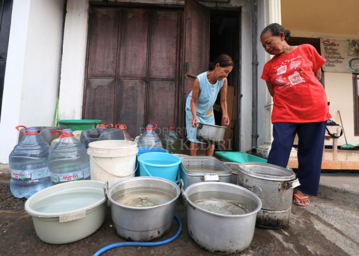 Warga Desa Sepawon antre menunggu jatah droping air bersih dari BPBD Kabupaten Kediri