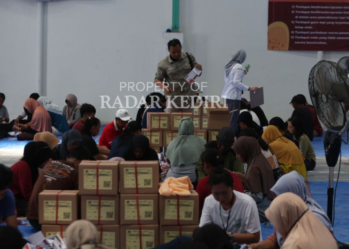TELITI: Ketua KPU Kabupaten Kediri Nanang Qosim mengecek surat suara yang sedang disortir dan dilipat.