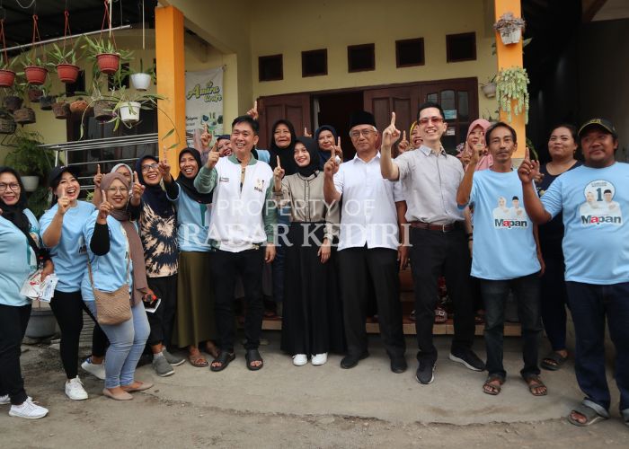 SOLID: Politisi Sudjono Teguh Wijaya mendampingi pasangan calon nomor urut 1, Vinanda-Gus Qowim ketika bertemu konstituennya .