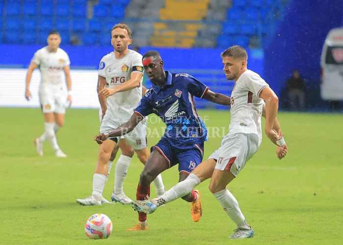 IMBANG: Majed Osman berduel dengan PSM Makassar di Stadion Batakan, Kota Balikpapan Senin malam (4/11).