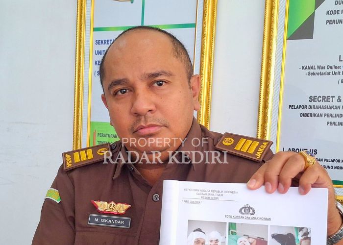 SIAP SIDANG: Jaksa Moh Iskandar menunjukkan berkas perkara penyiraman.