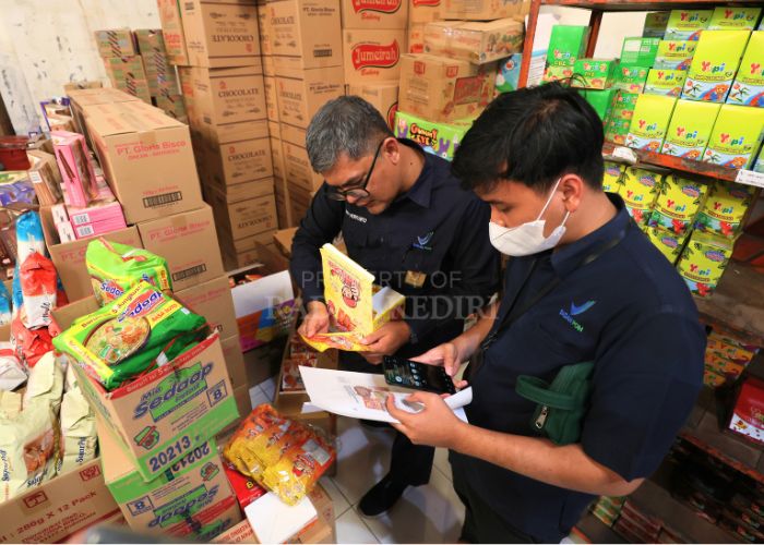 Tim Balai POM Kediri memeriksa jajanan latiao di toko grosir Jl Pattimura, Kota Kediri. BPOM meminta agar jajanan impor dari Cina itu ditahan alias tidak dijual lebih dulu.