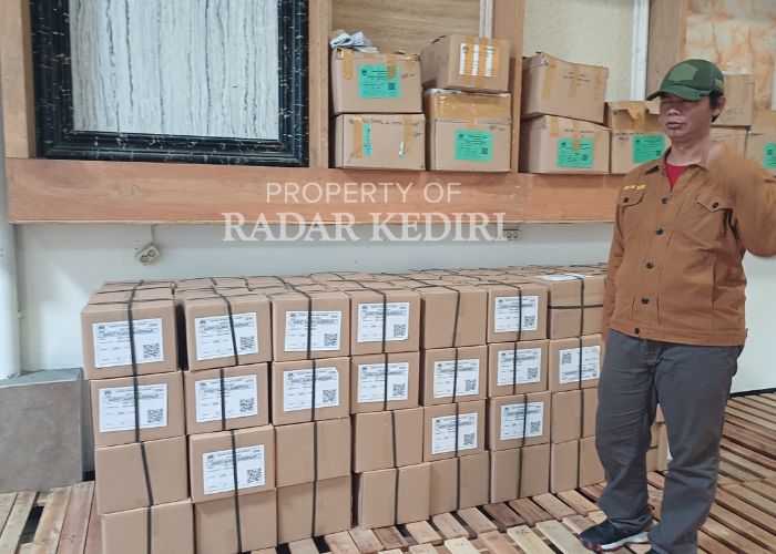 ADA YANG RUSAK: Surat suara setelah diterima KPU Kota Kediri.