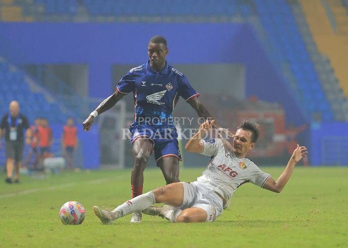 BERJIBAKU: Hamra Hehanusa berduel dengan Adilson Silva saat laga PSM Makassar versus Persik Kediri di Stadion Batakan, Kota Balikpapan.