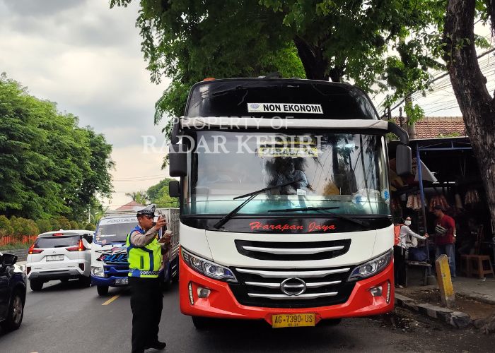 STOP: Anggota Satlantas Polresa Kediri Kota menindak bus yang ngetem di perempatan Semampir