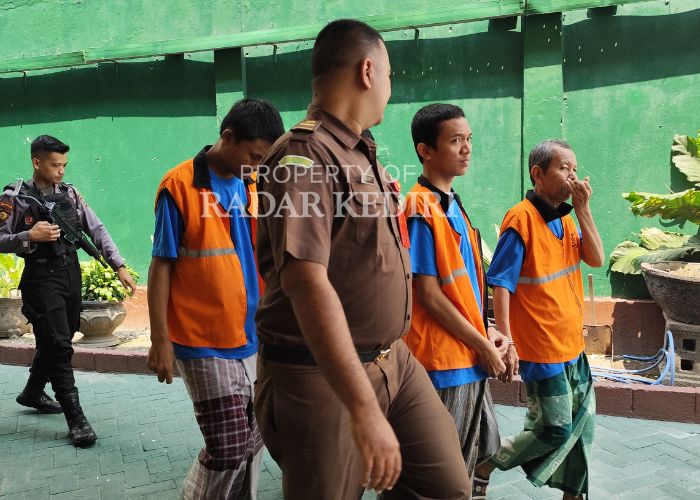 DIADILI: Terdakwa penculikan MIl menuju ke ruang sidang di Pengadilan Negeri Kediri.