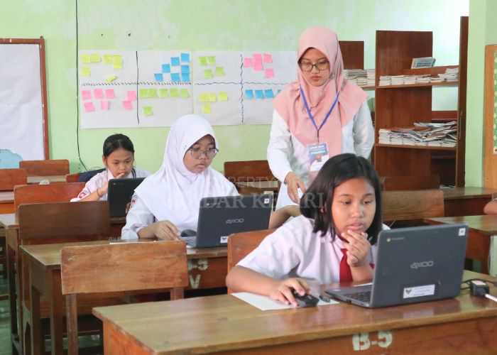 Siswa SDN Banjaran V mengerjakan soal-soal dalam Asesmen Nasional Berbasis Komputer (ANBK) kemarin