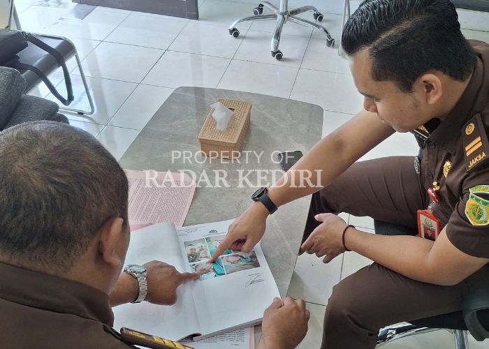 BERKAS KOMPLET: Jaksa Penuntut Umum (JPU) berdiskusi saat mengamati berkas perkara penyiraman air keras.