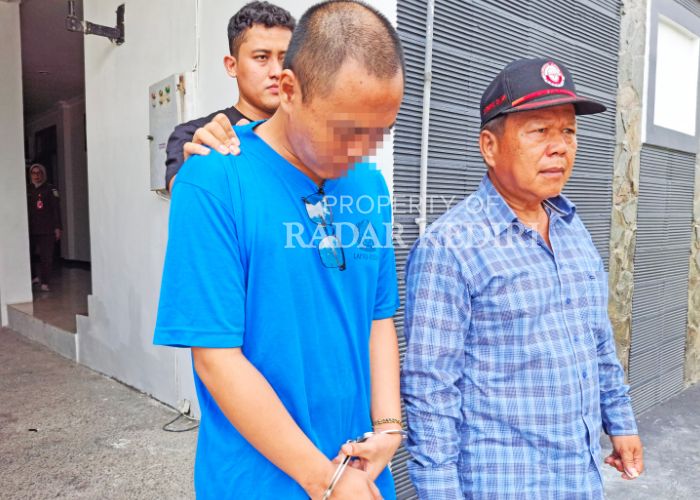 TAHANAN JAKSA: Ray didampingi Penasihat Hukum Sutrisno saat di kejaksaan.