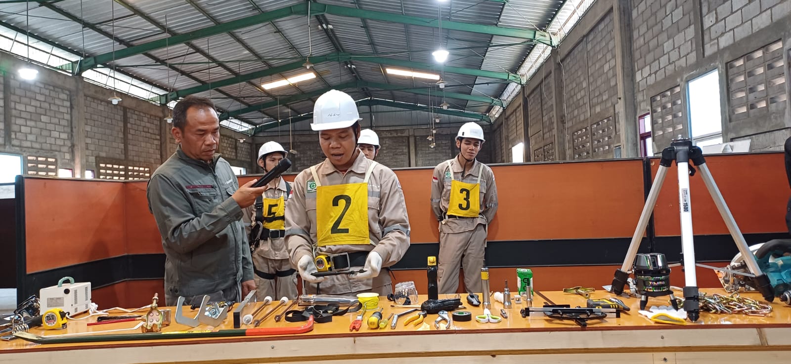 TERAMPIL: Peserta TC Vokasi UMM saat memperagakan pengenalan dougu atau alat.
