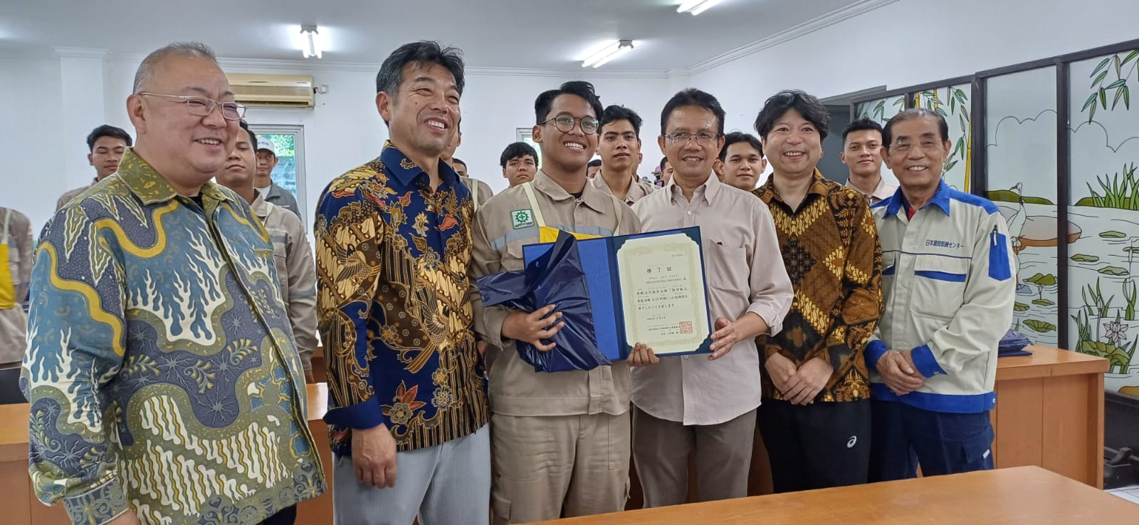 SINERGI: (Dari kiri) Oshida Yasushi, Saito Takemi, peserta, Prof Tulus, Naoya Shikano dan instruktur setelah penyerahan sertifikat.