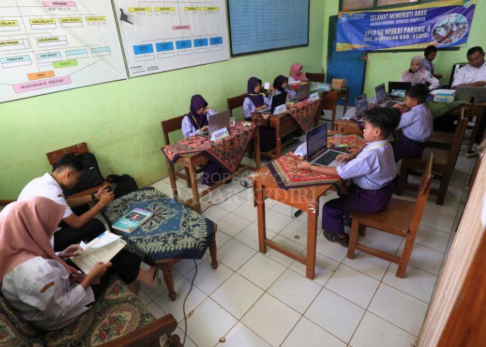 Sejumlah siswa SDN Parang 4 mengikuti ANBK dengan sarpras seadanya