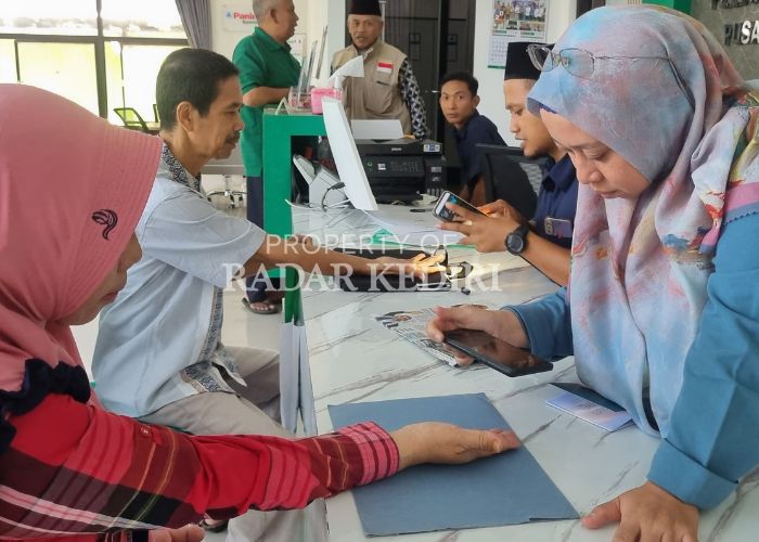 BIO VISA: Calon jemaah haji di Kota Kediri memeriksa sidik jari di Kemenag Kota Kediri.