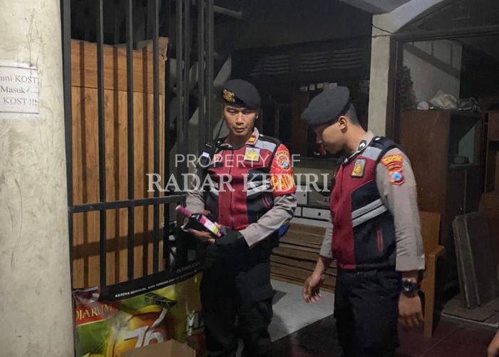 RAZIA MIRAS: Polisi mengamankan miras jenis anggur saat patroli malam hari.