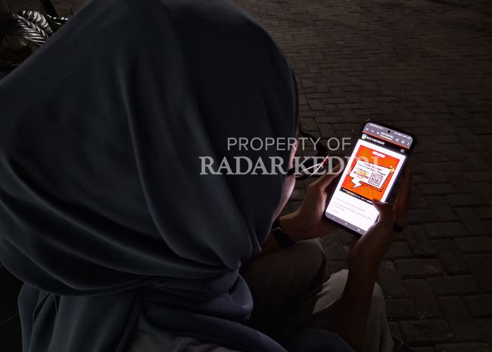SELEKSI PPPK: Seorang warga membuka aplikasi setelah pengumuman masa sanggah.