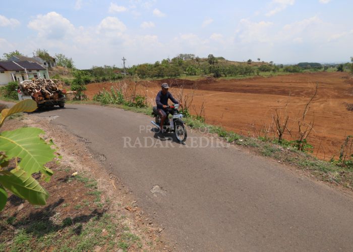 Warga melintas di area proyek tol akses ke bandara di Desa Tiron, Banyakan yang mulai digarap akhir Oktober lalu.