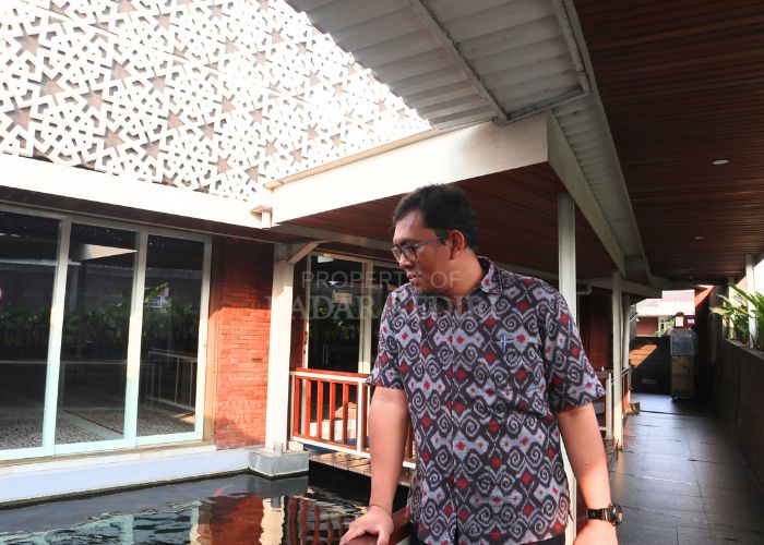 Yono Heryadi berada di Masjid Al Khalid, Kelurahan Semampir, Kota Kediri yang merupakan hasil rancangannya.