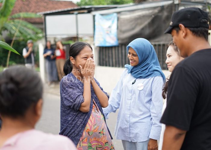 CERIA: Paslon Fren bersama Abdullah Abu Bakar ketika bertemu ibu hamil saat blusukan kampanye.