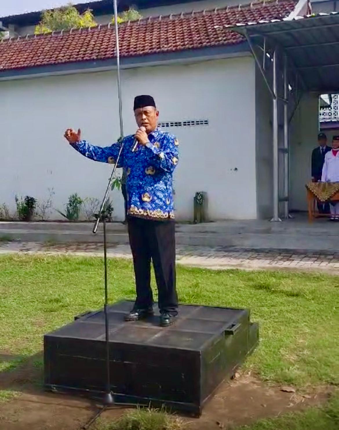 SEMANGAT: Kacabdin Adi Prayitno saat menjadi inspektur upacara memperingati Hari Pahlawan di SMAN 3 Kediri.