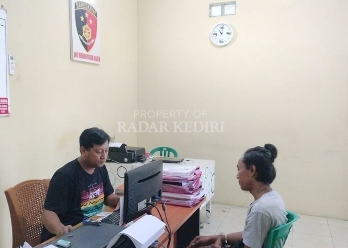 Reza Pratama Prawita, 22, anak jalanan asal Desa Tiru Lor, Kecamatan Gurah saat proses interogasi di Polsek Ngasem.