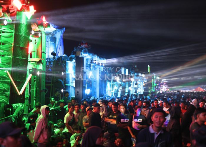 : Belasan ribu penon ton memadati area battle sound ho reg di Dusun Ringinrejo, Desa/ Keca matan Grogol, Sabtu (09/11) m a lam lalu. Ajang adu kencang suara sound system yang menuai pro kon tra itu te