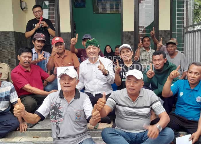 GUYUB: Cabup Kediri Deny foto bersama pendukungnya usai memberikan kontrak politik.