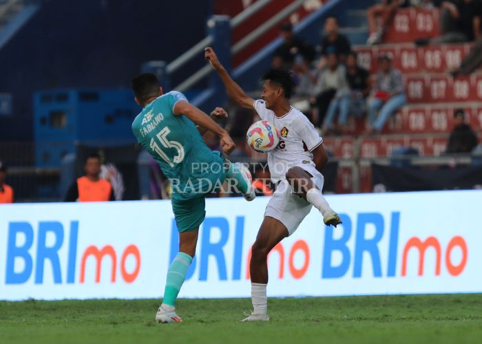 KERAS: Rifqi Ray, gelandang Persik Kediri berebut bola dengan Fabiano Beltrame, bek tengah PSBS Biak di Stadion Brawijaya, Kota Kediri.