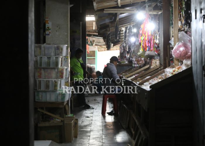 BAKAL DIRELOKASI: Pedagang Pasar Kandangan melayani pembeli saat buka siang hari.
