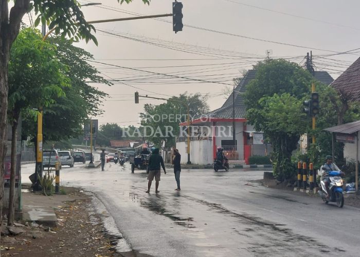 CEGAH TABRAKAN: Warga desa sukarela mengatur lalu lintas di perempatan Papar karena traffic light padam.