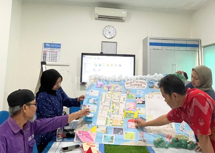 Tim juri mengecek hasil mapping peserta dalam penjurian Green School Competition di kantor Jawa Pos Radar Kediri kemarin