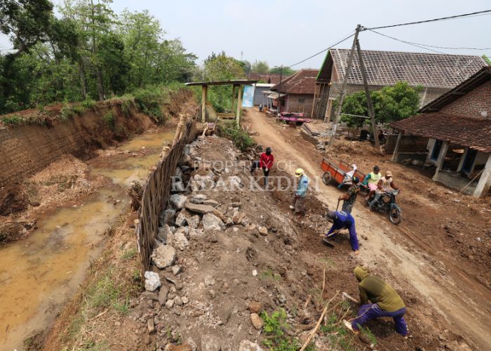 : Dinas PUPR memasang tanggul darurat dari karung pasir dan sesek di Sungai Bendomongal Dusun Bakalanlor, Bakalan, Grogol. Sejumlah rumah di dekat tanggul pun terancam banjir susulan jika penahan tang