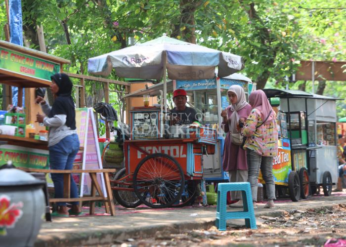 Sejumlah PKL yang semula berjualan di Jl Brawijaya pindah ke Taman Brantas. Dari total puluhan pedagang, baru 10 orang yang pindah ke sana