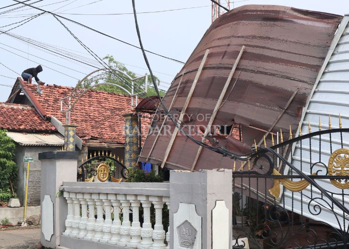 Perbaikan tanggul membutuhkan waktu satu minggu lebih tapi kami akan berusaha secepatnya.&rdquo;