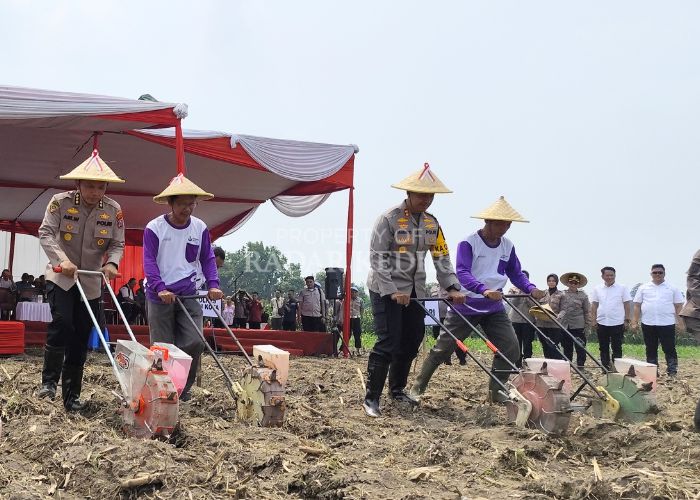 : Karo SDM Polda Jatim Kombespol Ari Wibowo (kiri) dan Kapolres Kediri Kota AKBP Bramastyo Priaji menanam benih jagung di Kelurahan Ketami, Pesantren kemarin