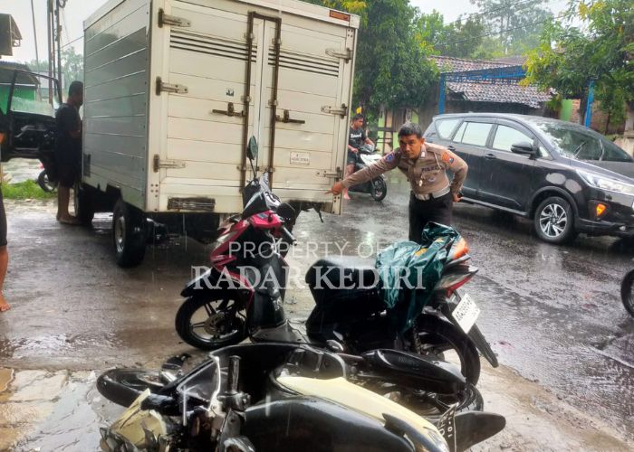 TKP: Anggota Satlantas Polres Kediri menunjukkan bekas tabrakan yang ada di mobil box.