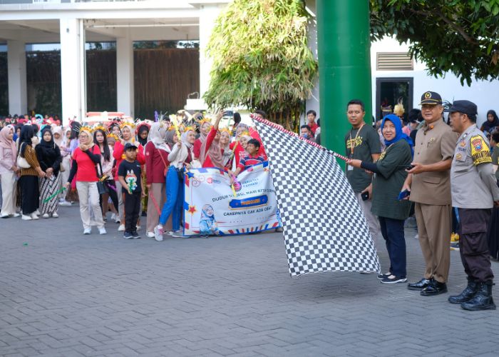 SEMARAK: IIK Bhakti Wiyata Kediri menggelar jalan sehat diikuti seluruh sivitas akademika Bhakta dalam rangka Dies Natalis ke-39.