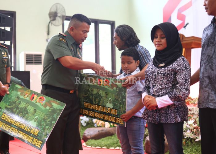 Kenzo Oktara Ka, 12, dan Putri Ausyi Sankari, 14, menerima hadiah organ tunggal dari Danrem 082 Mojokerto Brigjen Heri Rustadi di Makodim 0809 Kediri kemarin.