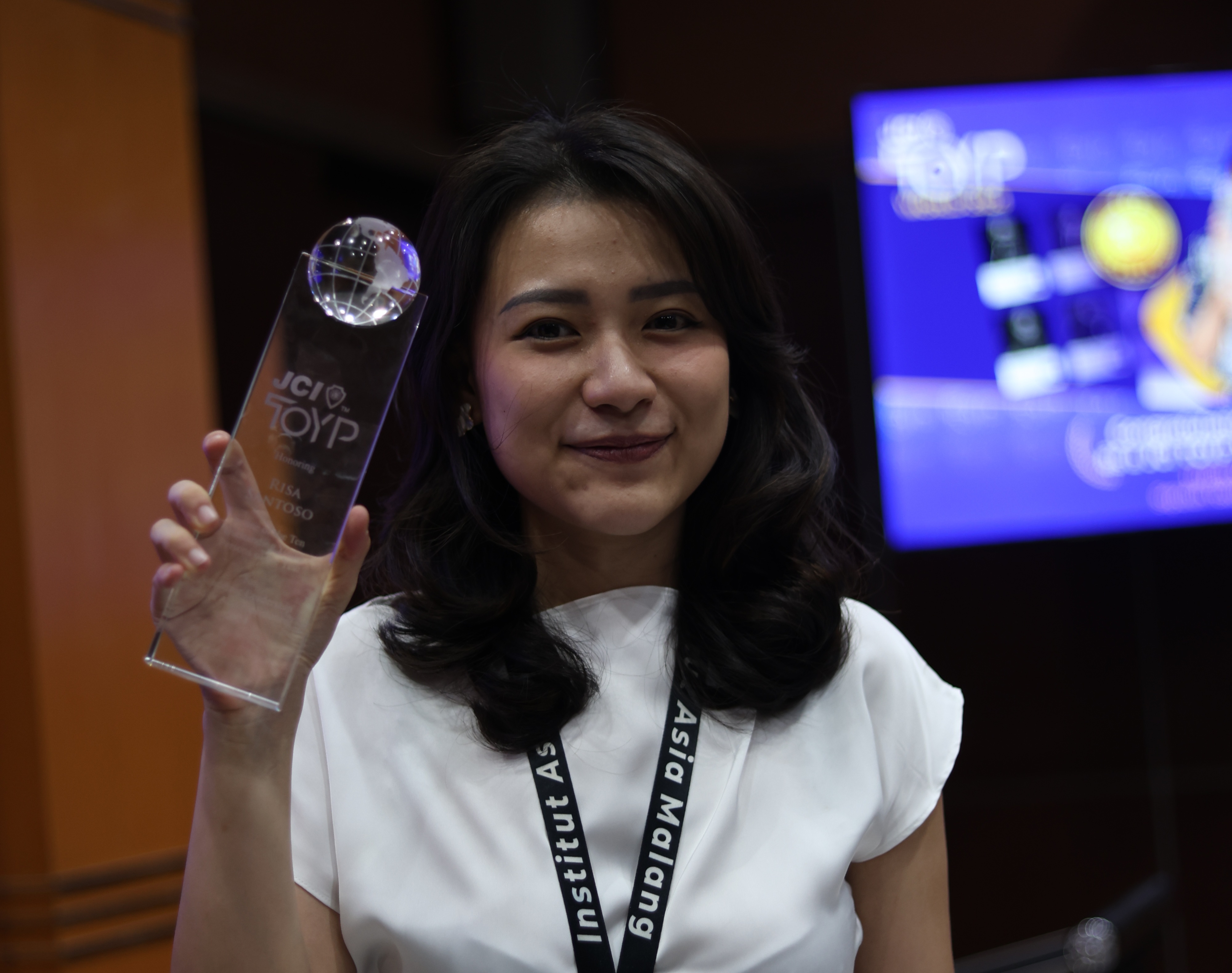 INSPIRATIF: Risa Santoso menunjukkan trophy TOYP of the World 2024 miliknya.